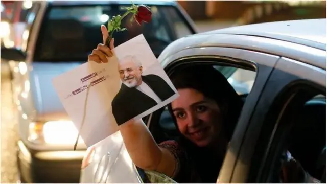 نزل الإيرانيون إلى الشوارع للاحتفال ببزوغ اقتصاد أكثر انفتاحا