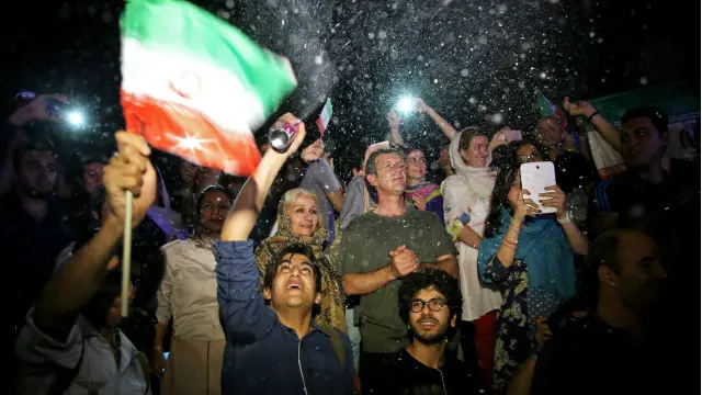 عالمی سطح پر کئی سال کی تنہائی، مہنگائی کی بلند شرح، تجارت اور آمد و رفت کے مسائل، انشورنس اور بینکاری میں مشکلات اور یہاں تک کہ ثقافتی تبادلوں میں دقت، ان تمام مسائل سے ایرانی اب تھک چکے ہیں