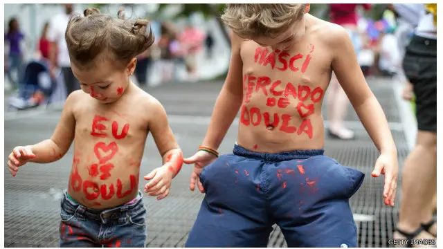 ’’زه یوې قابلې ته نږدې وزیږیدم’’ په برازیل کې د طبیعي زیږون په ملاتړ یوه مظاهره