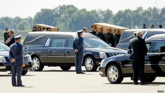 Los ataúdes en el aeropuerto