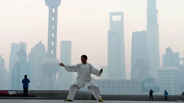 Мужчина в Китае практикует тай-чи