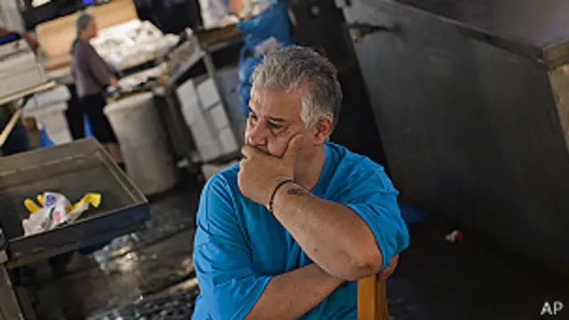 Un griego en un mercado de pescado