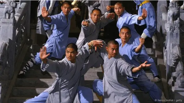 Un grupo practicando artes marciales