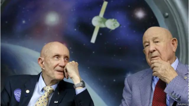 Томас Стаффорд (слева) и Алексей Леонов в московском Музее космонавтики 15 июля 2015 г.