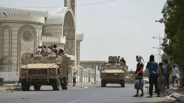 یمنی حکام کا دورۂ عدن منگل کو یمنی حکومت کے حامی جنگجوؤں کی جانب سے عدن سے حوثی باغیوں کو باہر نکالے جانے کے بعد ممکن ہوا