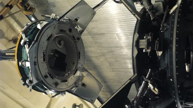 Имитация стыковки "Союза" и "Аполлона" в московском Институте космических исследований