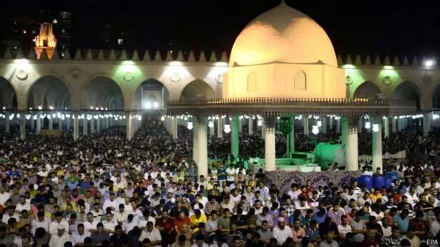 سمحت وزارة الأوقاف المصرية لجبريل بإمامة الصلاة في الأيام الثلاثة الأخيرة من رمضان في مسجد عمرو بن العاص.