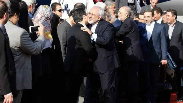 المفاوضون الإيرانيون استقبلوا بحفاوة في المطار لدى عودتهم