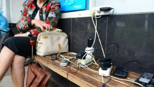 Mujer recargando el celular