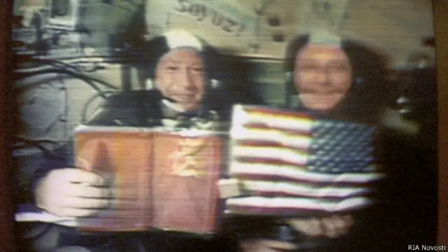 Томас Стаффорд и Алексей Леонов с флагами США и СССР на борту "Союза-19" (1975 год)