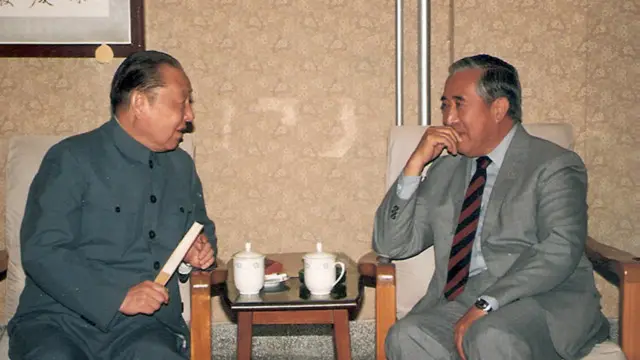 80年代在中國和流亡西藏之間秘密斡旋的嘉樂敦珠同當時中共統戰工作負責人習仲勛會談（中國國家主席習近平的父親）