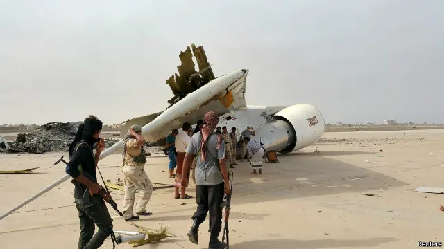 الموالون للرئيس هادي سيطروا على مطار عدن، ويعملون على تأهليه