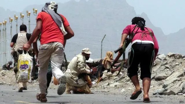 تحولت عدن إلى ساحة معارك منذ أجبر الحوثيون هادي على اللجوء إلى المنفى. 