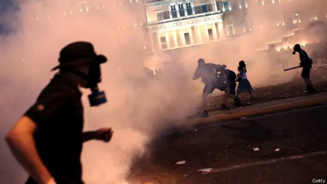 بدھ کی شام کیے جانے والے مظاہرے میں مظاہرین نے پولیس پر پٹرول بم پھیکنے اور پولیس نے ان پر اشک آور گیس پھینکی