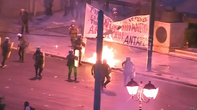 Massa dekat parlemen melemparkan bom molotov ke arah polisi