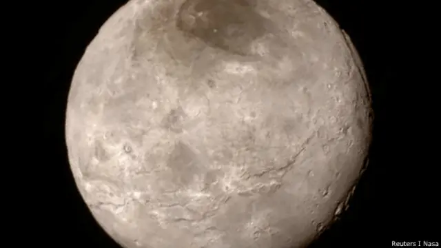 Dari jarak dekat, Charon terlihat memiliki ngarai sedalam 6,4-9,6 km