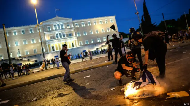 La votación se produjo tras una jornada de protestas.