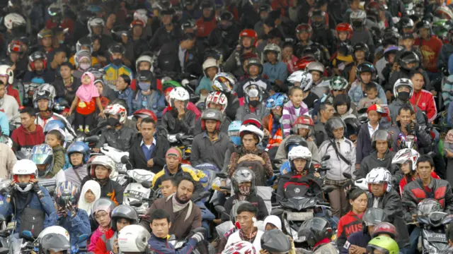 Ratusan pemudik sepeda motor menunggu kapal ferry di pelabuhan Merak (15/07). Banyaknya pemudik motor menjadi kekhawatiran tersendiri, karena banyak dari mereka membawa anak balita, kata Komisi Perlindungan Anak Indonesia. 