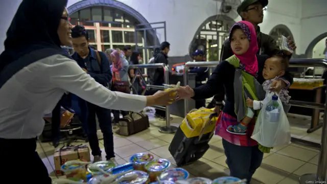 Pembagian takjil gratis pada pemudik di stasiun kereta juga dilakukan sebelum buka puasa. 