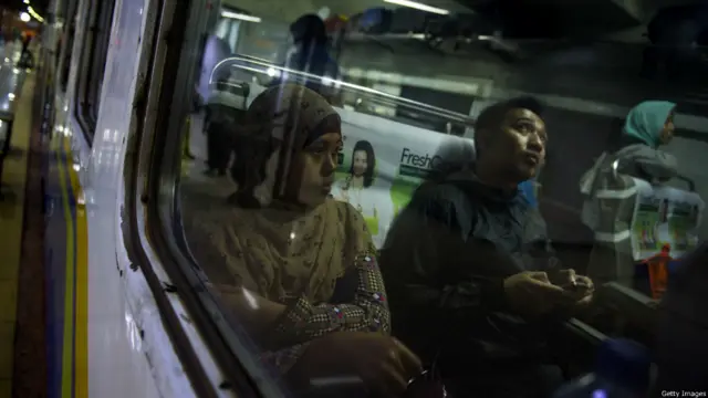 Pemudik yang siap berangkat ke kampung halaman dengan menggunakan kereta api di Stasiun Senen. 