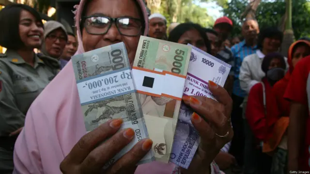 Juga tidak lupa, uang untuk salam tempel. Seorang warga menunjukkan uang yang sudah dia tukarkan menjelang lebaran.