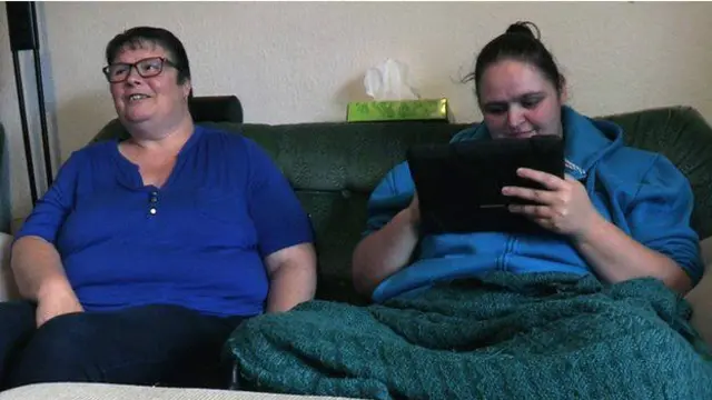 Sabrina, kanan, menggunakan aplikasi tablet untuk berkomunikasi