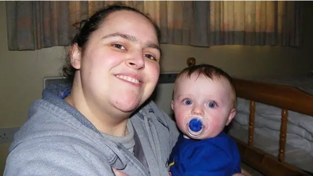 Sabrina Branwood bermain bersama keponakannya, Theo