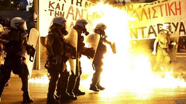 Các cuộc biểu tình bên ngoài tòa quốc hội đã leo thang thành bạo lực