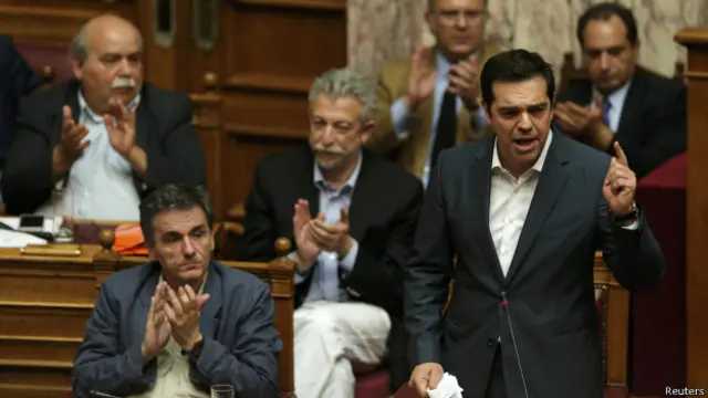 یونان میں حکمران جماعت سیریزا پارٹی کے 30 ارکان نے یورو زون کی شرائط کی مخالفت میں ووٹ دیا