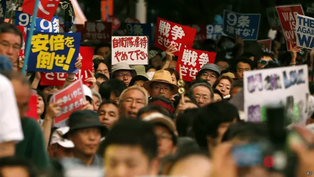 日本国会大楼外的抗议者