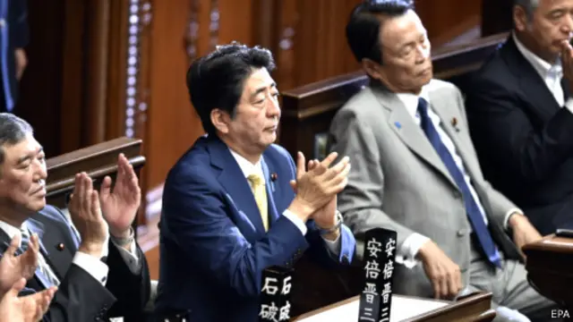 لایحه پیشنهادی شینزو آبه (دوم از چپ) تفسیر جدیدی از قانون اساسی ژاپن محسوب می‌شود