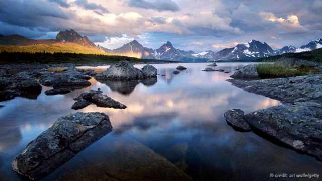 贾斯柏国家公园的紫水晶湖(图片来源:Art Wolfe/Getty)