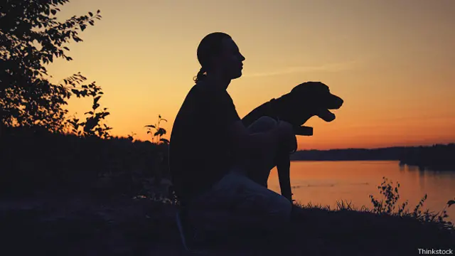 Человек с собакой на закате