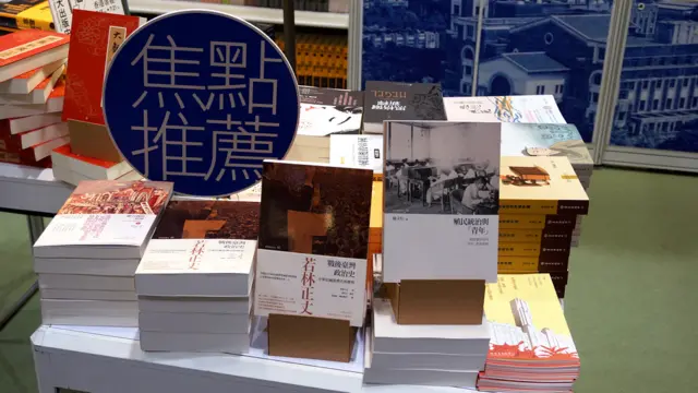在香港书展摊位展出的台湾研究相关书籍。