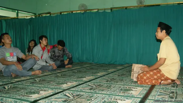 Selama dua hari, para mahasiswa itu menginap dan mengikuti aktivitas para santri saat Ramadan, seperti mengaji, sahur dan buka puasa.