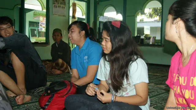 Yofranny dan kawan-kawan diajak mengenal serangkaian ibadah selama bulan puasa, mulai membangunkan mereka untuk sahur bersama hingga mengajak dan mengenalkan mereka salat berjamah, salat tarawih dan bertadarus.