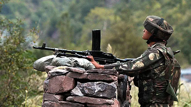 پاکستان کا دعویٰ ہے کہ ڈیڑھ ماہ میں بھارت نے 60 سے زائد بار لائن آف کنٹرول اور ورکنگ باؤنڈری پر فائربندی کی خلاف ورزی کی ہے