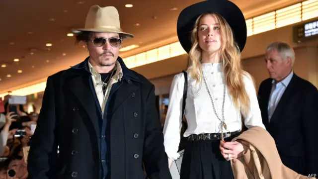 رواں ہفتے ان پر غیر قانونی طریقے سے کتوں کو آسٹریلیا لے جانے کے ضمن میں دو اور غلط کاغذات پیش کرنے پر ایک مقدمہ درج کیا گیا ہے