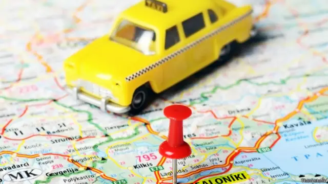 Un taxi de juguete sobre un mapa