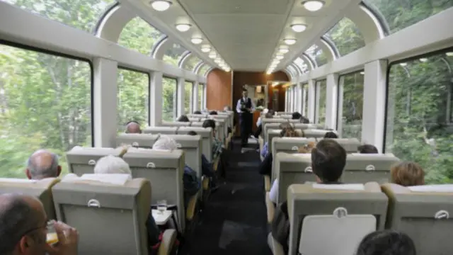 游客乘坐落基山登山者列车观赏风景