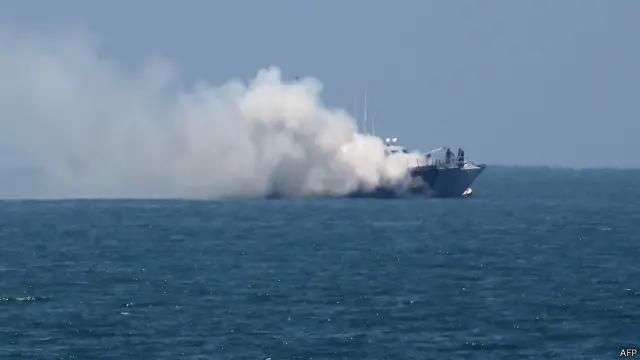 تنظيم الدولة الإسلامية يقول إن الزورق دمر وإن طاقمه قتل.