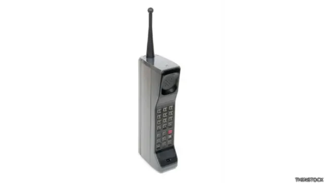 Los avances en fabricar celulares cada vez más delgados son espectaculares. En la foto, uno de los primeros celulares de la historia.