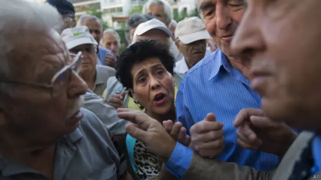 Греческие пенсионеры в очереди