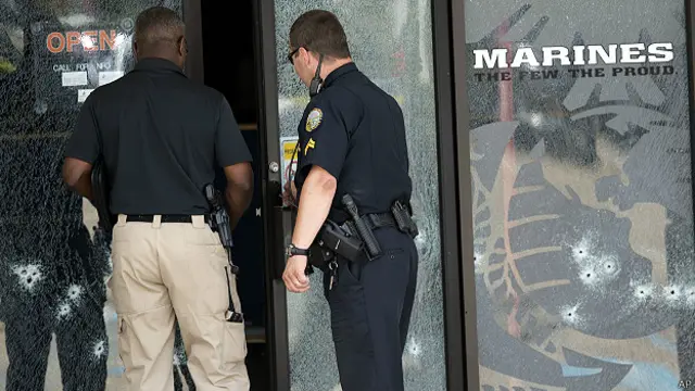 Окна резервистского центра испещрены пулевыми отверстиями