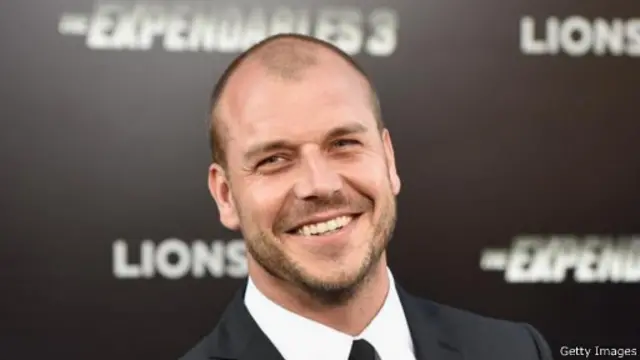 جذب فيلم "التلة الحمراء" انتباه سيلفستر ستالون، وطلب من باتريك هيوز إخراج فيلم "فريق الدمار 3"