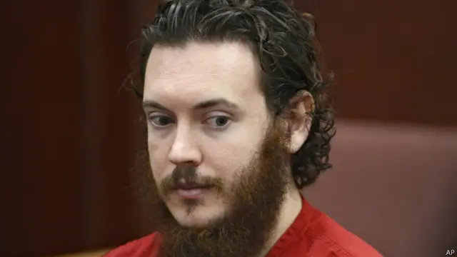 Menurut keterangan sejumlah saksi mata, James Holmes memakai pakaian serba hitam saat melepaskan tembakan ke arah penonton bioskop.