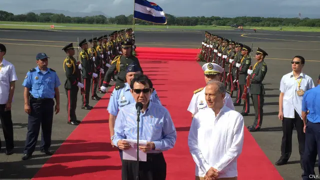 接机代表为没有官方头衔的总统投资顾问、退休将军阿尔瓦罗，以及包括奥尔特嘉长子拉斐尔‧奥尔特加在内的部级官员。