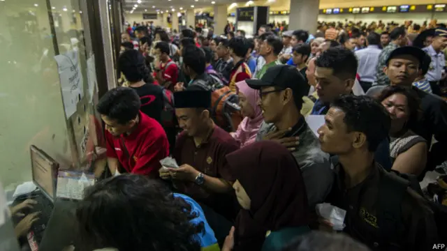 Debu vulkanis Gunung Raung beberapa kali memaksa otoritas Bandara Juanda dan Bandara Ngurah Rai untuk menunda jadwal penerbangan.