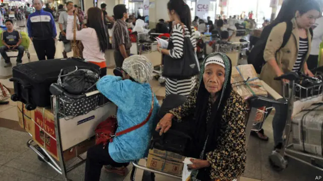 آتش فشاں سے راکھ اگلنے سے ہوائی اڈے بند کرنے کا فیصلہ عید کے ایک روز قبل سامنے آیا ہے