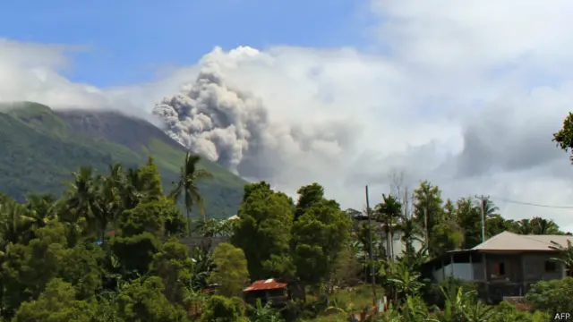 مشرقی جاوا میں ماؤنٹ رونگ اور مشرقی ملوکو میں گمالنا کے آتش فشاں گذشتہ ایک ہفتے سے راکھ اگل رہے ہیں